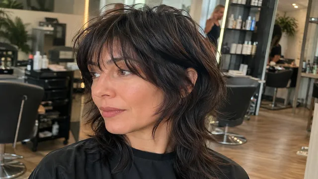 Wolf Cut Frisur für Frauen mit Stufenschnitt und Vokuhila-Effekt