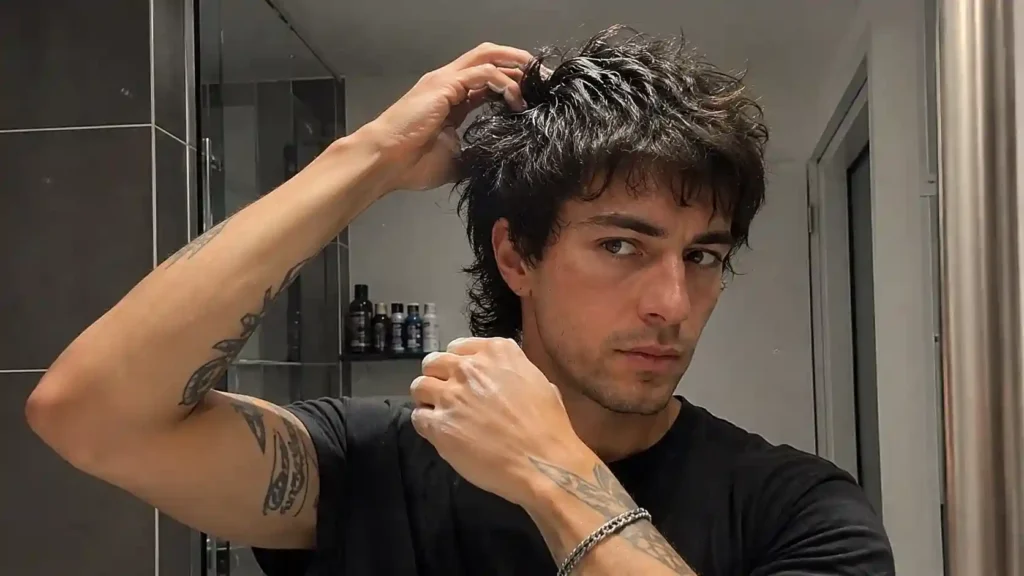 Styling und Pflege beim Wolf Cut Haarschnitt Männer